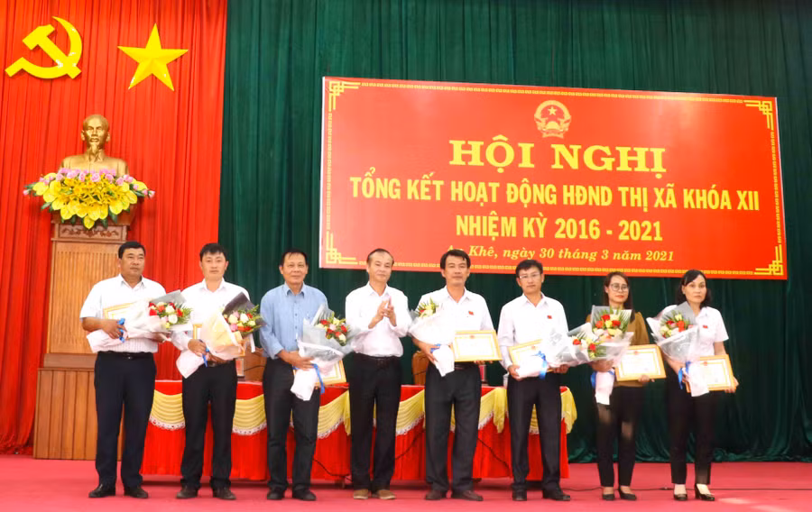 Chủ tịch UBND thị xã An Khê tặng giấy khen cho 7 tập thể có thành tích xuất sắc trong hoạt động của HĐND và phục vụ hoạt động HĐND thị xã nhiệm kỳ 2016-2021. Ảnh Ngọc Minh