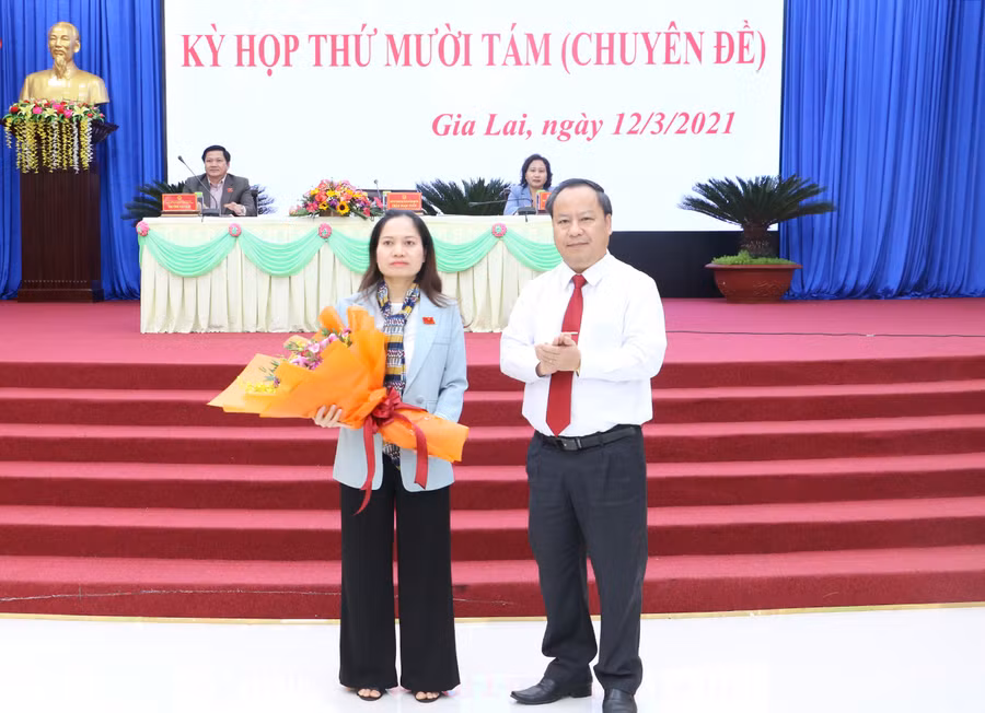 Bà Siu Hương được tín nhiệm bầu giữ chức Trưởng Ban Văn hóa-Xã hội HĐND tỉnh khóa XI (nhiệm kỳ 2016-2021). Ảnh: Quang Tấn