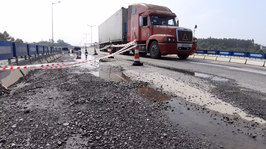 Cao tốc Đà Nẵng - Quảng Ngãi thời điểm bị hư hỏng.