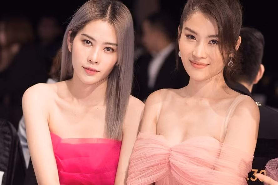 Nam Anh (trái) và Nam Em là cặp chị em song sinh nổi tiếng của showbiz Việt. Ảnh: NSCC.