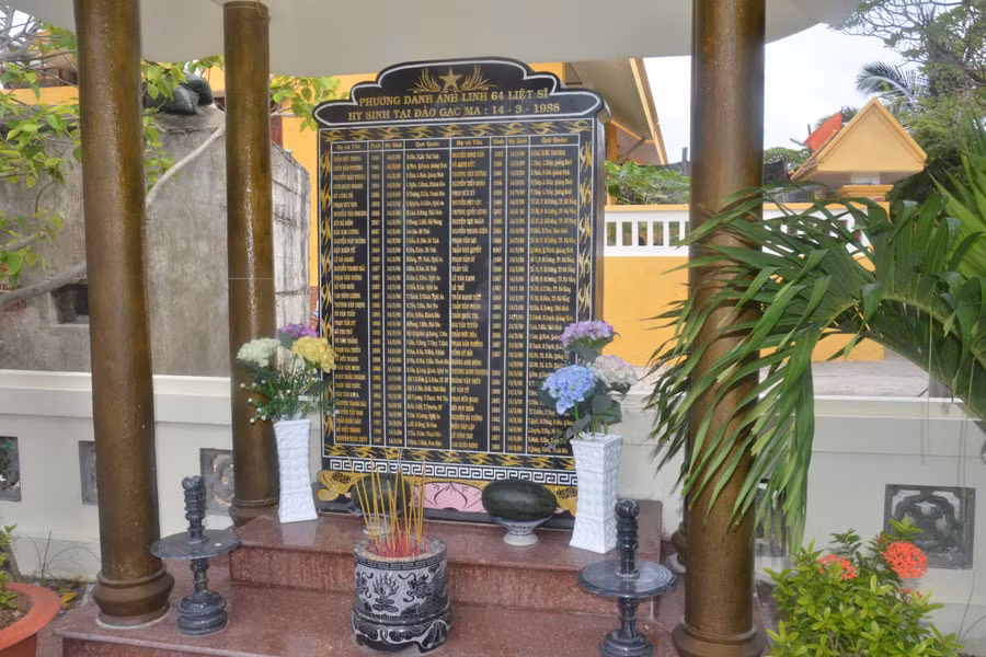 Tấm bia ghi danh 64 liệt sĩ đã hy sinh anh dũng trong trận hải chiến Gạc Ma năm 1988. Ảnh: Vĩnh Hoàng Tấm bia ghi danh 64 liệt sĩ đã hy sinh anh dũng trong trận hải chiến Gạc Ma năm 1988. Ảnh: Vĩnh Hoàng