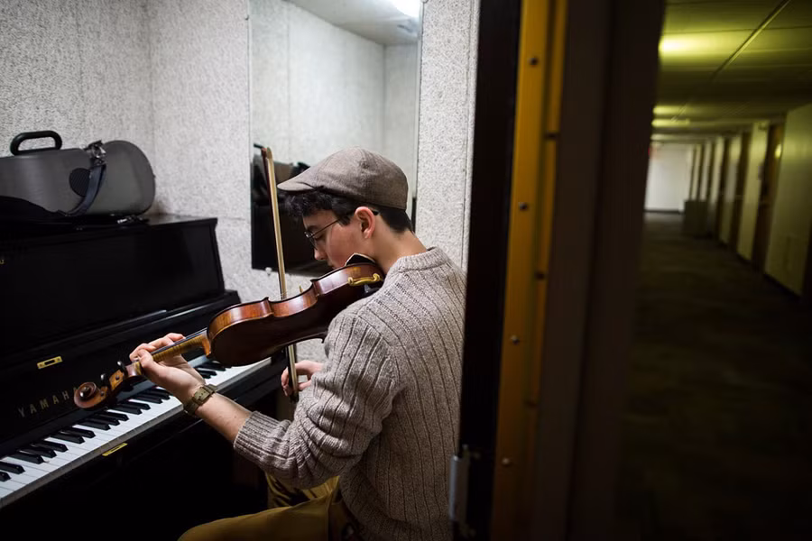 Abraham hiện đang theo học chương trình song bằng Harvard/ Berklee 