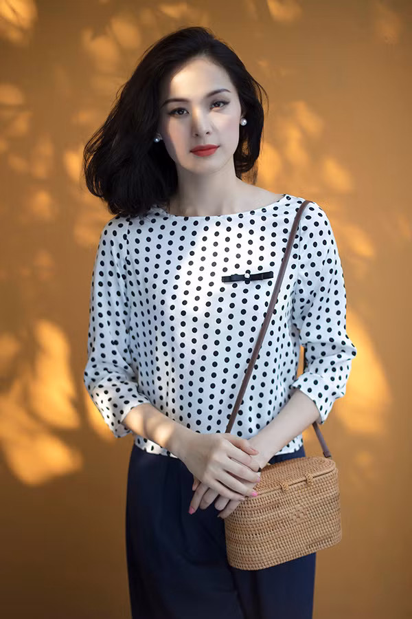 Bộ ảnh được thực hiện với sự hỗ trợ của giám đốc sáng tạo Nguyễn Hoàng Anh, nhiếp ảnh Tang Tang, trang điểm Tùng Châu.