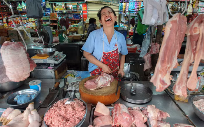 "Không phải người bán hàng ở chợ nào cũng thân thiện như cô bán thịt vui vẻ ở chợ Tân Định này. Một khi họ đã thân thiện thì việc lắng nghe cách họ cười đùa với nhau quả là một điều thú vị".