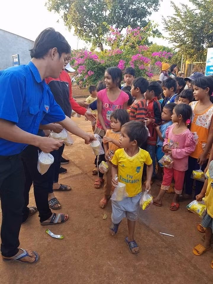 Phát cháo dinh dưỡng cho thiếu nhi nghèo. Ảnh: NS