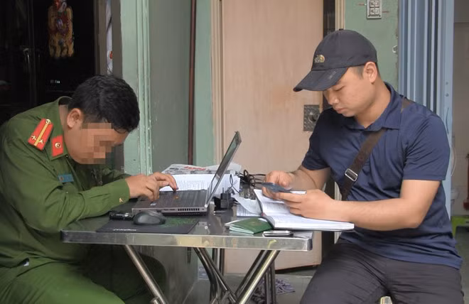 Các trinh sát tại nhà đối tượng Thông.