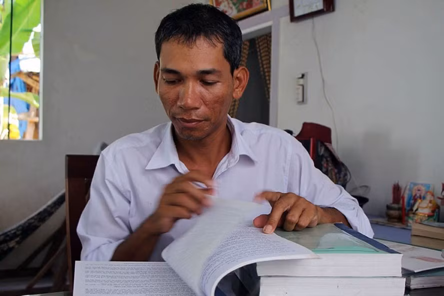 Sau giờ bán vé số, Kim Thái thường xuyên nghiên cứu tài liệu.