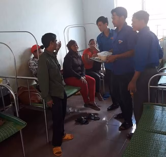 Phát cháo miễn phí cho những bệnh nhân nghèo đang điều trị tại Trung tâm Y tế huyện. Ảnh: N.S