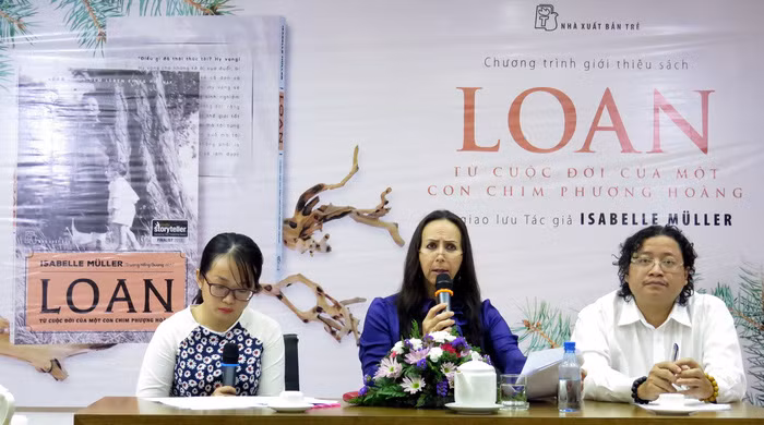Tác giả Isabelle Mülller - con út bà Đậu Thị Cúc - đang kể về việc hoàn thành quyển sách tại buổi giao lưu