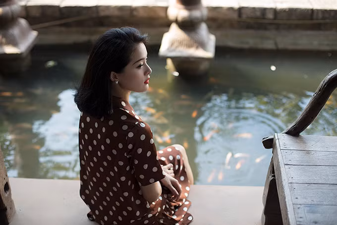 Chỉ sử dụng một kiểu hoạ tiết nhưng chính cách chọn lựa màu sắc và xây dựng phom dáng đa dạng đã giúp bộ sưu tập có được sự phong phú và mang đến nhiều lựa chọn cho phái đẹp.