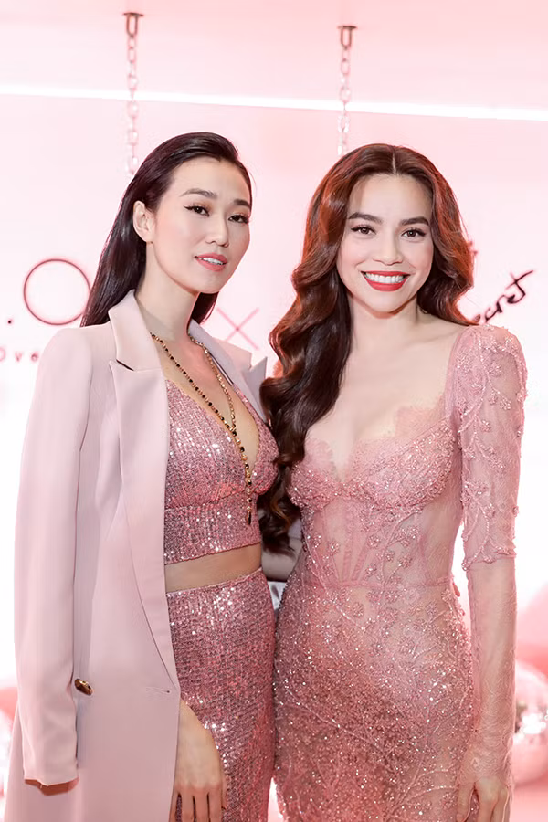  Khánh My và Hồ Ngọc Hà cùng chọn tông hồng đầy nữ tính cho hai bộ cánh tôn nét sexy.