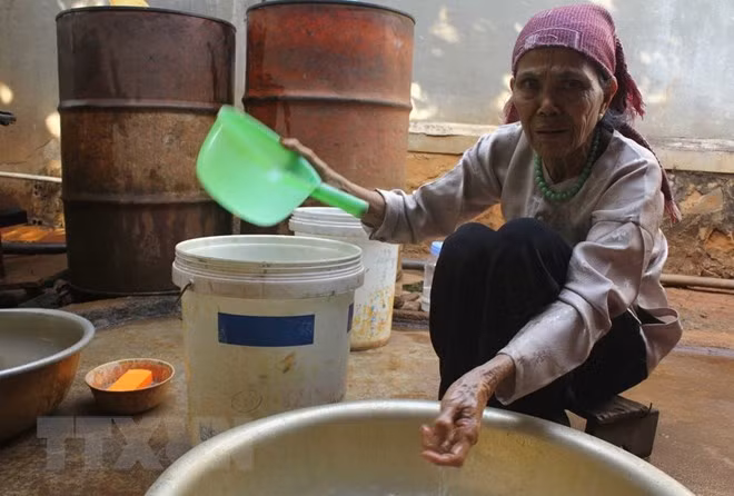 Bà Khuất Thị Sửu vẫn sử dụng nguồn nước này sinh hoạt hàng ngày dù biết nước có biểu hiện bất thường.
