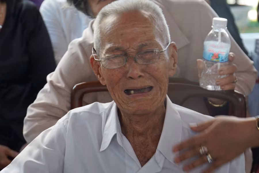 Ông Nguyễn Văn Khỏe bật khóc khi kể về nguyên Thủ tướng Phan Văn Khải (ảnh phải). Ông Nguyễn Văn Khỏe bật khóc khi kể về nguyên Thủ tướng Phan Văn Khải (ảnh phải).