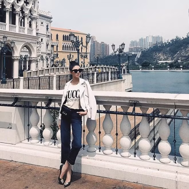 Jolie Nguyễn chứng minh túi đeo hông vẫn chưa hạ nhiệt khi mix thiết kế của Prada với áo thun Gucci và quần jeans ống vẩy. Thêm đôi giày cao gót của Versace và áo khoác da là người đẹp đã có được set đồ dạo phố ưng ý.
