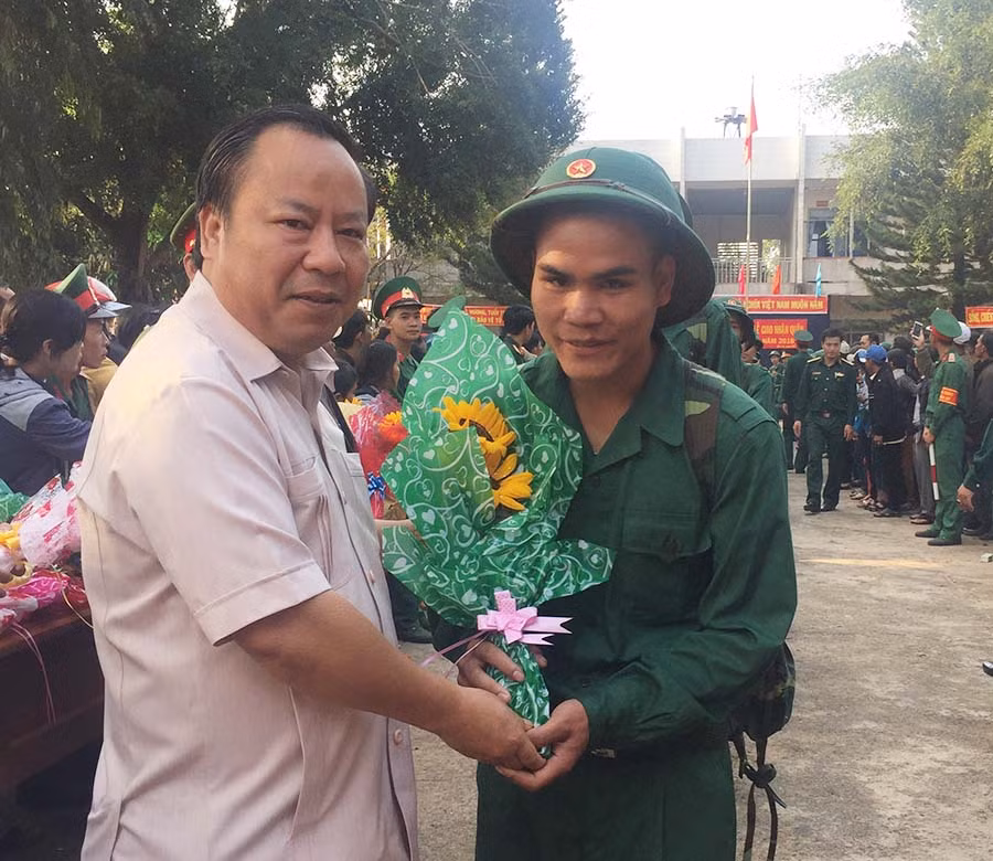  Đồng chí Phó Bí thư Tỉnh ủy chúc mừng tân binh lên đường hoàn thành tốt nhiệm vụ. Ảnh: Phương Loan