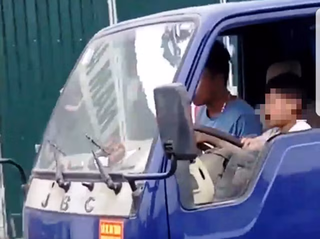 Cháu bé 10 tuổi lái xe tải ở Sầm Sơn (Thanh Hóa) - Ảnh cắt từ clip trên mạng xã hội