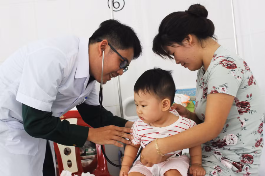 Thượng úy-Bác sĩ Nam tận tình khám, chữa bệnh cho bệnh nhân. Ảnh: N.T