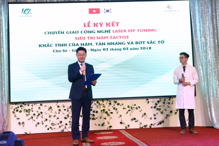 Chuyên gia Laser đến từ Hàn Quốc giới thiệu những ưu điểm vượt trội của Công nghệ Laser FFP 2 Toning. Ảnh: Q.T