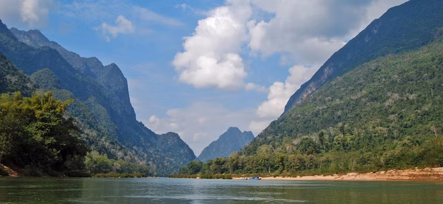 Sông Mekong chảy qua nhiều quốc gia khu vực Đông Nam Á, đem lại sự trù phú, tươi tốt cho hai bờ. Bạn có thể đi dọc sông qua những bản làng, vùng đồng rừng xanh biếc hay các thành phố lớn nhộn nhịp. Ảnh: Inside Asia Tours.