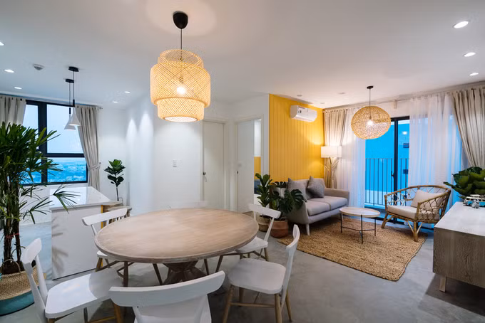  Bởi vậy, khi tiến hành sửa căn hộ ở quận 7 (TP HCM), nữ chủ nhà trẻ tuổi quyết định chọn phong cách tối giản với sắc trắng chủ đạo và tông màu vàng làm điểm nhấn.