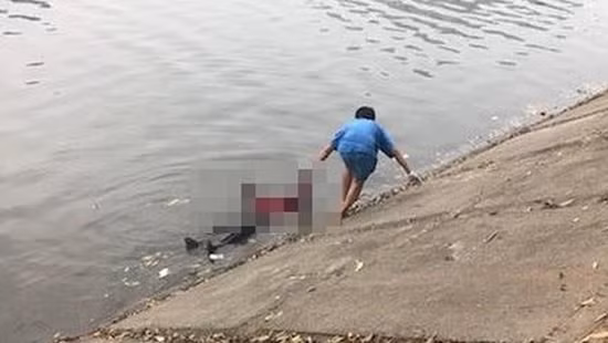 Xác nạn nhân là nam giới, đang giai đoạn phân hủy.