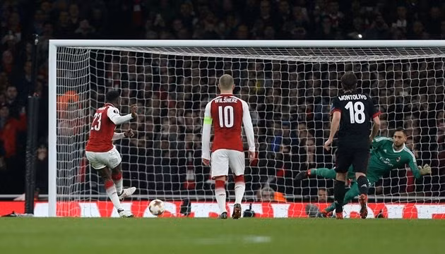  Welbeck quá son bóng trong đêm nay. 