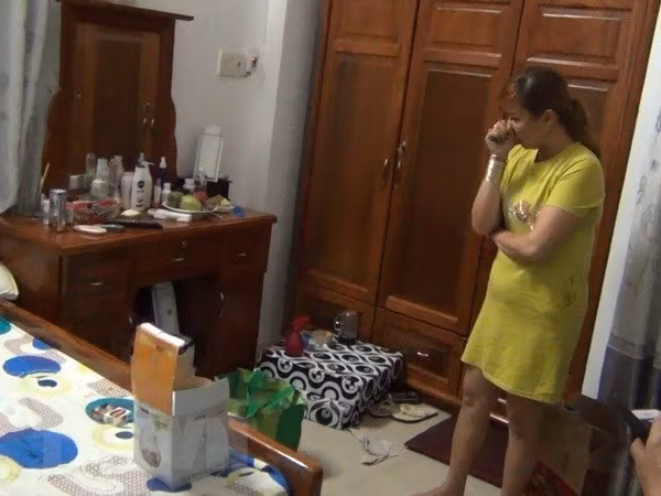 Công an bắt quả tang đối tượng Lê Thị Ngân cùng hơn 9kg ma túy đá tại nhà.