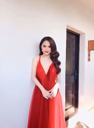 Diện bộ váy hai dây màu đỏ, Hương Giang toát lên vẻ đẹp mong manh, nhưng không kém phần gợi cảm.
