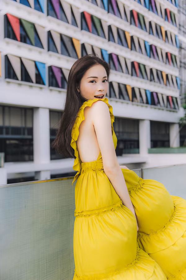 Váy mùa hè được khai thác khoảng hở tối đa ở phần mạn sườn giúp các bạn gái khoe vẻ đẹp sexy.