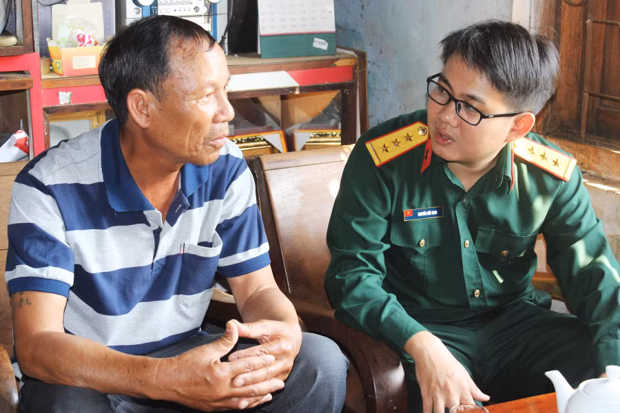 Thượng úy-Bác sĩ Nam luôn ân cần động viên, hỏi thăm và tuyên truyền cách phòng chống bệnh cho người dân trên địa bàn. Ảnh: N.T
