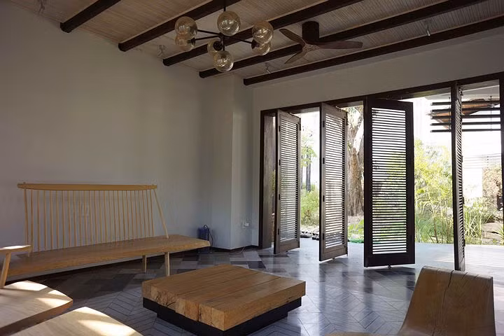 Những cánh cửa gỗ mang lại sự thoáng đãng.