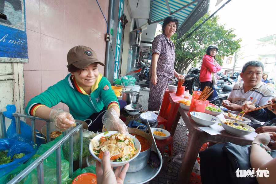 Quán mì Phú Chiêm chính hiệu mở trên góc nhỏ vỉa hè đường Đống Đa, TP Đà Nẵng.