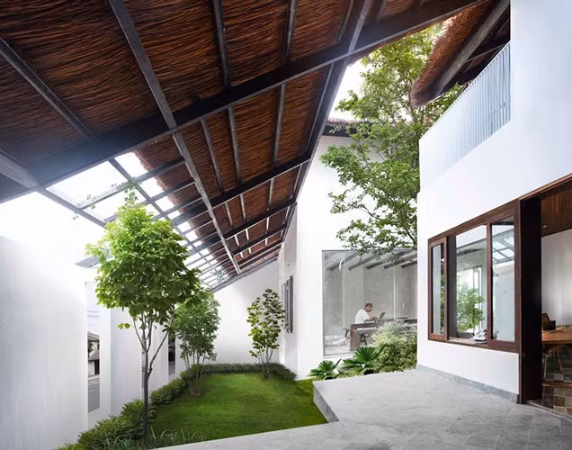 Bên dưới là hệ thống mái nhà bằng kim loại chắc chắn, có một lớp cách nhiệt trước khi được lợp mái.