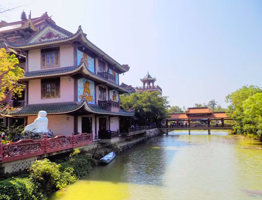 Hồ nước phía bên tả chánh điện.