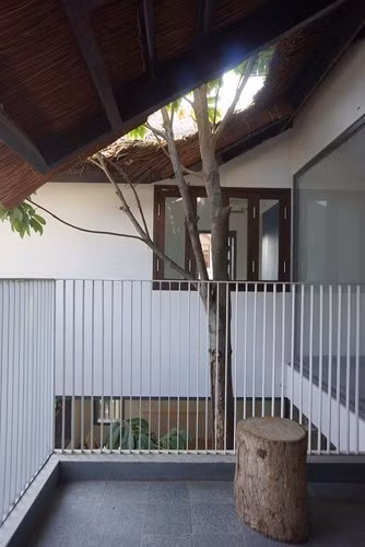 Trong nhà cũng xây dựng một bể chứa lớn chứa nước mưa để tưới cây trong vườn.