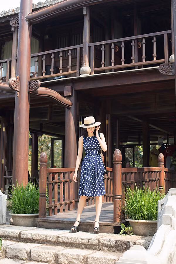 Những chi tiết mang đặc trưng của phong cách cổ điển như áo cổ lá sen, váy sơ mi, váy cổ sơ mi được chắt lọc và trình bày trong các kiểu trang phục mới.