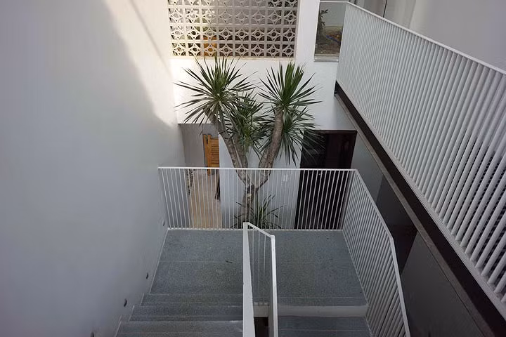 Ánh sáng tự nhiên len lỏi khắp không gian.