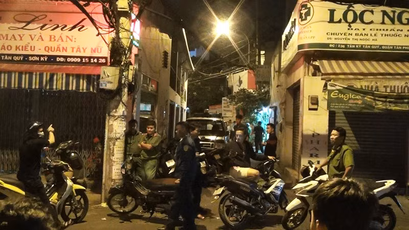 Cảnh sát phong tỏa hiện trường phục vụ điều tra làm rõ vụ án. Cảnh sát phong tỏa hiện trường phục vụ điều tra làm rõ vụ án.