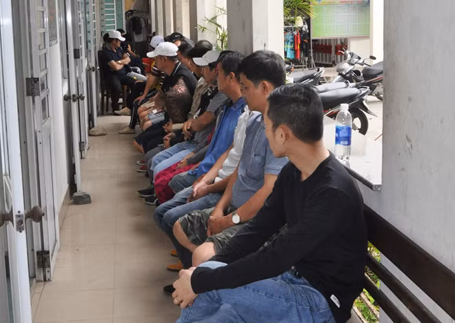 Các nghi can tại cơ quan điều tra.