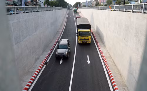 Những chiếc xe đầu tiên lăn bánh qua hầm chui An Sương. Những chiếc xe đầu tiên lăn bánh qua hầm chui An Sương.