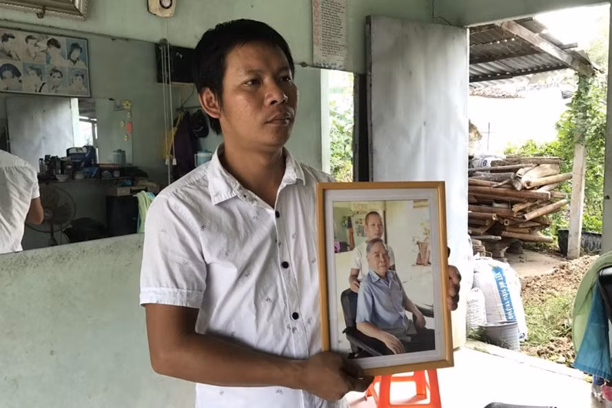 Anh Nguyễn Thanh Phong (xã Tân Thông Hội, huyện Củ Chi) - chủ tiệm cắt tóc khoe tấm hình chụp chung cùng nguyên Thủ tướng Phan Văn Khải. Anh Nguyễn Thanh Phong (xã Tân Thông Hội, huyện Củ Chi) - chủ tiệm cắt tóc khoe tấm hình chụp chung cùng nguyên Thủ tướng Phan Văn Khải.