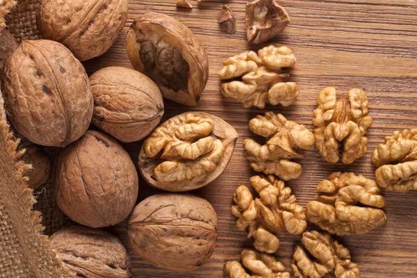 Hạt óc chó có chứa axit béo omega 3 có tác dụng bảo vệ tim và giữ gìn sức khỏe cho não, đặc biệt có tác dụng giảm cholesterol trong máu, tăng cường hiệu quả giảm cân.
