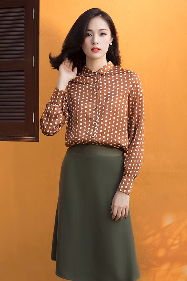 Bên cạnh các mẫu váy ngắn xây dựng hình ảnh thanh lịch và gợi cảm, nhà mốt Việt còn giới thiệu nhiều kiểu sơ mi dễ phối đồ.
