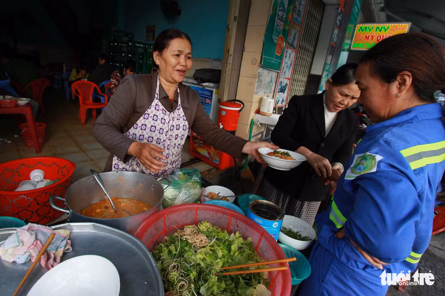Tô mỳ giá từ 10.000 - 15.000 đồng là món ăn sáng của dân lao động và học sinh, sinh viên.