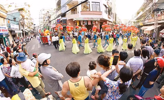 Khu vực Chợ Lớn rộn ràng lễ hội.