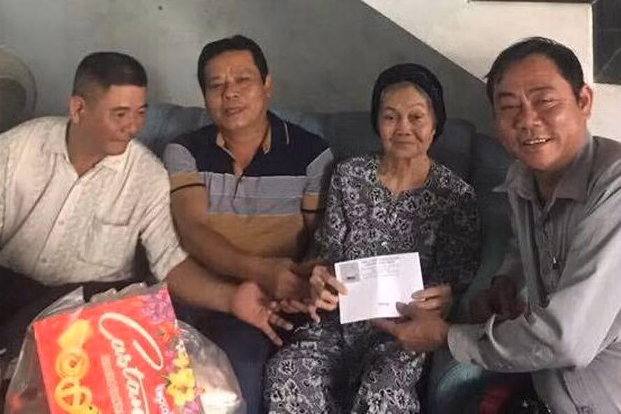 Từ lợi nhuận kinh doanh, anh Dũng (ngoài cùng bên phải) chuyên tâm đi làm từ thiện, giúp đỡ các cựu chiến binh, Mẹ Việt Nam Anh hùng.