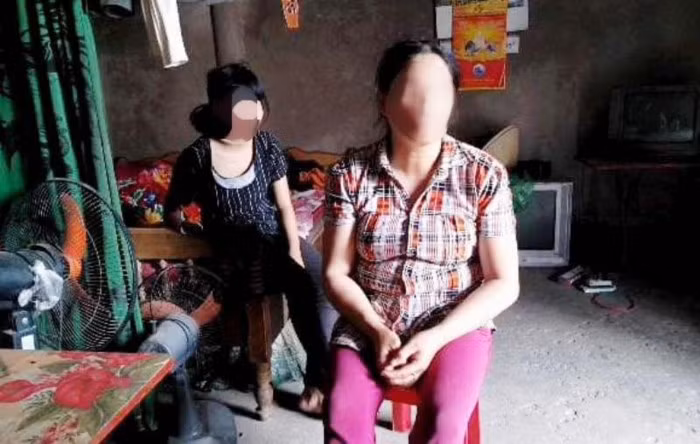 Nữ sinh V.T.H. (ngồi sau) làm mẹ bất đắc dĩ khi đang học lớp 8.