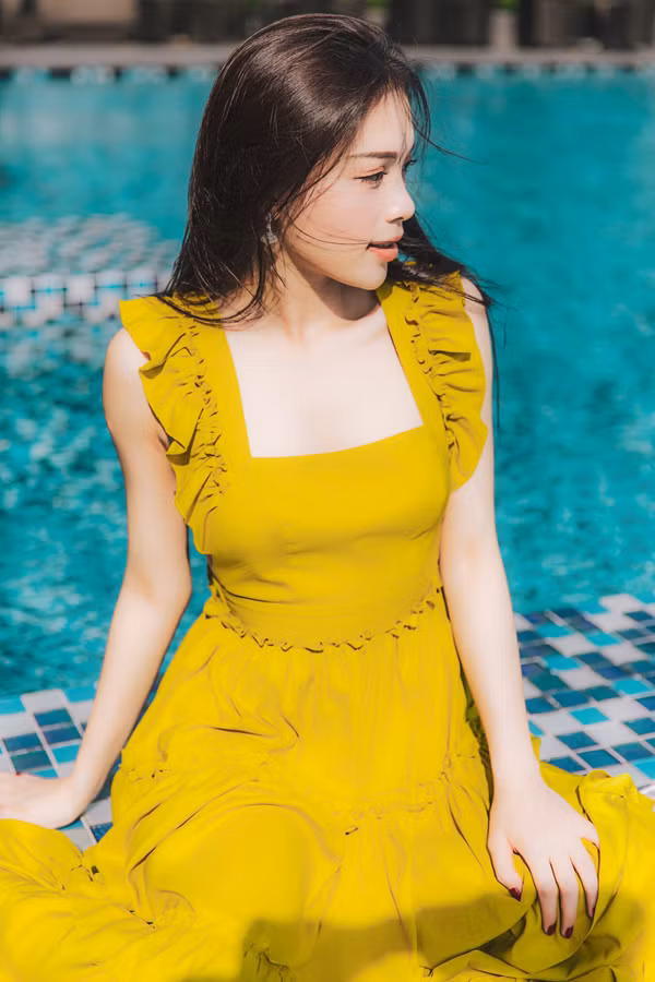 Váy vàng tươi cho bạn gái yêu những sắc màu nổi bật và muốn gây được sự chú ý của người đối diện.