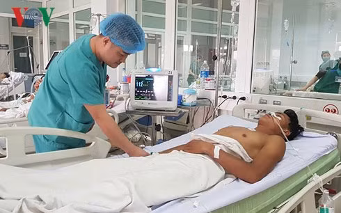Anh Lô Văn Khăm nạn nhân may mắn thoát chết sau khi uống phải loại rượu kịch độc được ngâm từ cây lá ngón.