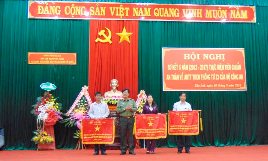 Thiếu tướng Lương Ngọc Dương-Phó Cục trưởng V28, Bộ Công an trao cờ thi đua của Bộ Công an cho 3 tập thể có thành tích xuất sắc. Ảnh: Lê Anh